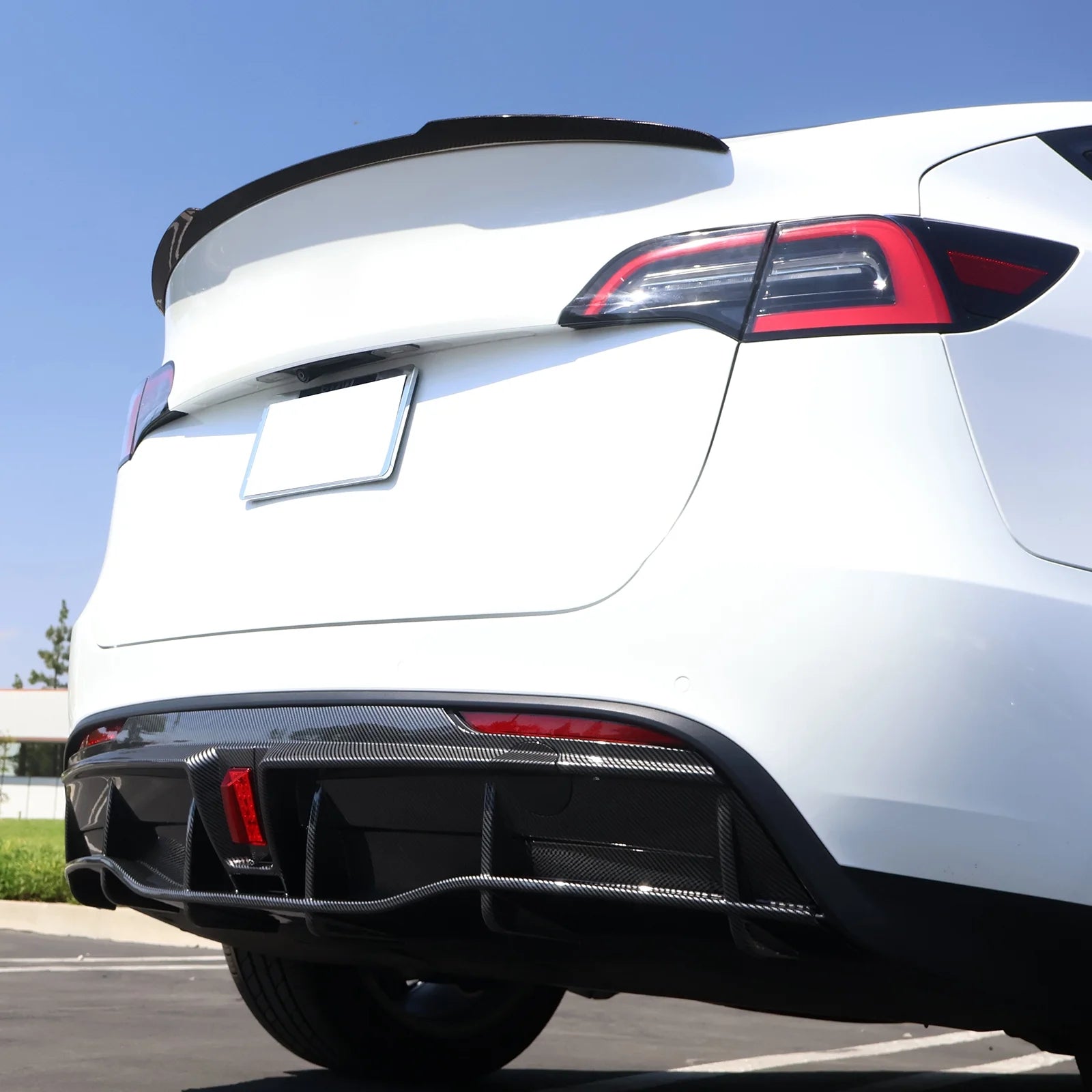 Rear Diffuser Lip for Tesla Model Y Sport 4-Door Carbon Fiber Print PP Rear Lower Bumper Protector Lip With LED Lamp S648680